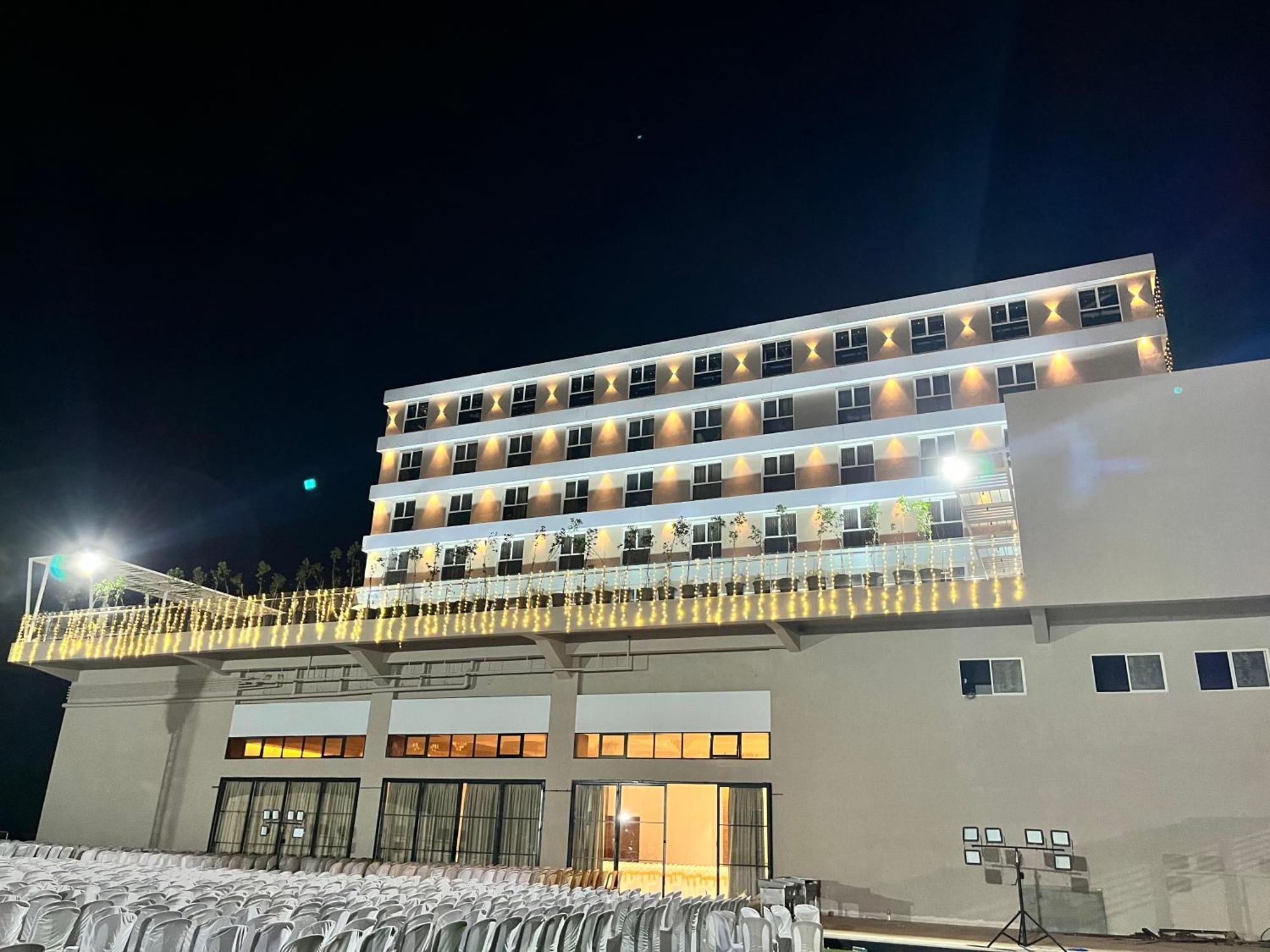 Vits Satyajeet Karad Hotel Exterior photo